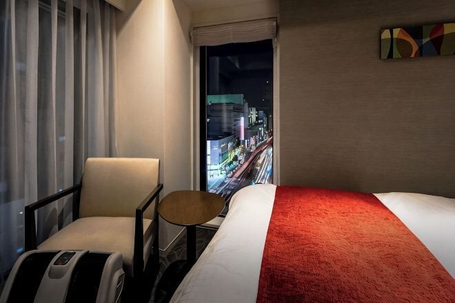 Luxe beddengoed, donzen dekbedden, een strijkplank/strijkijzer