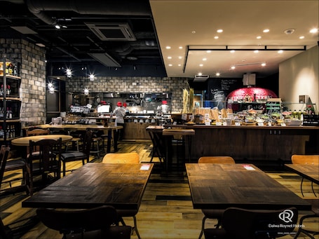 Daily buffet breakfast (JPY 2200 per person)