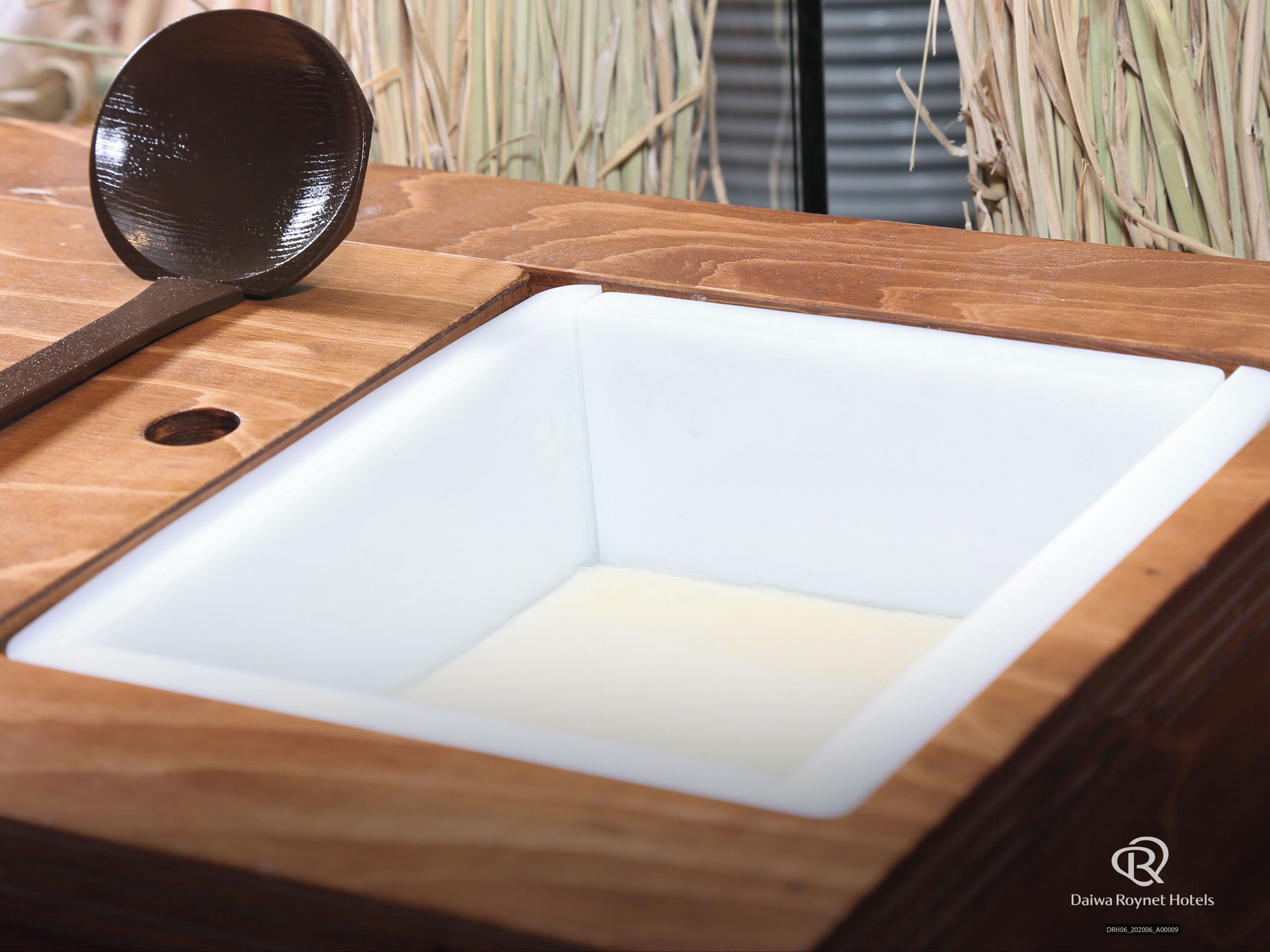 daily buffet breakfast (jpy 2200 per person)