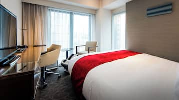 Premium bedding, down comforters, iron/ironing board, free WiFi