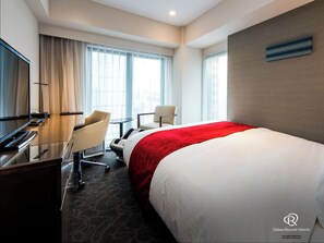 A hotel room with a bed, a desk with a chair, a TV, and a window with curtains. - Daiwa Roynet Hotel Matsuyama (Matsuyama)