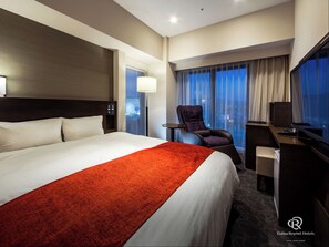 Premium bedding, down comforters, iron/ironing board, free WiFi