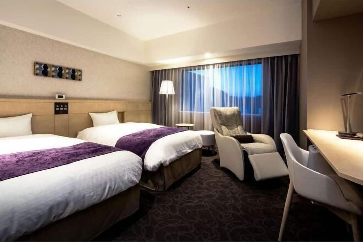 Premium bedding, down comforters, iron/ironing board, free WiFi