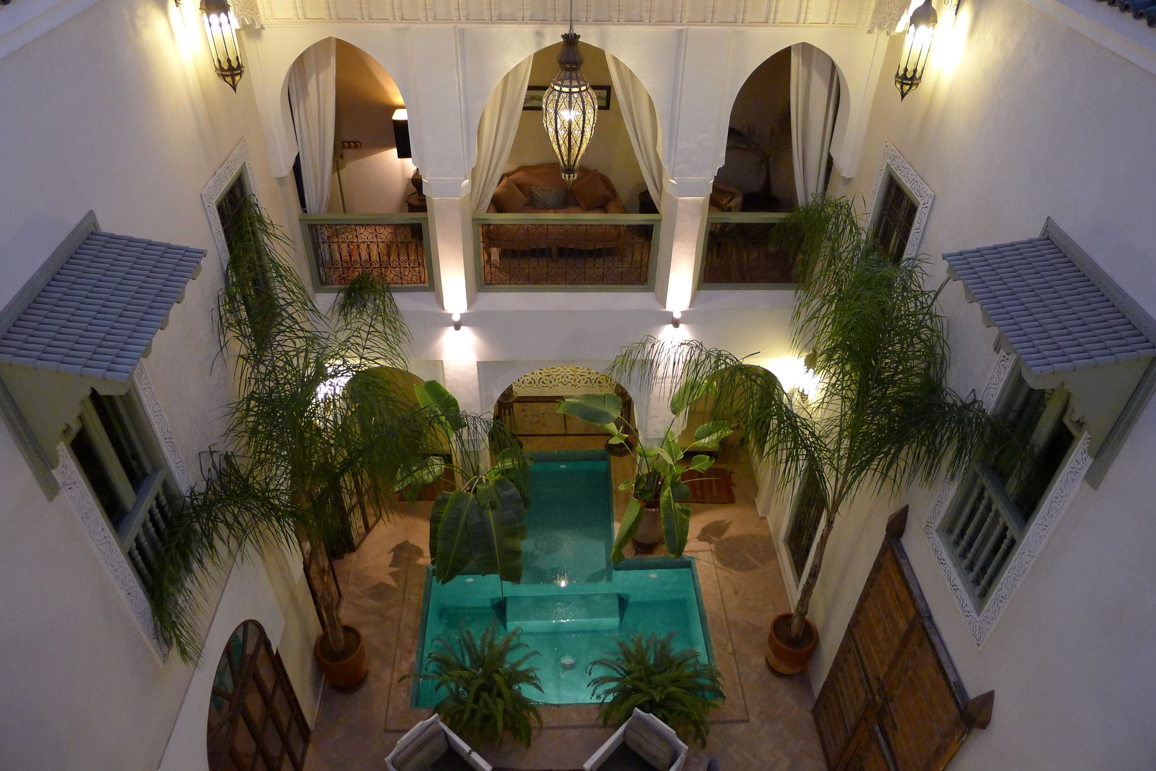 Piscine couverte, parasols de plage, chaises longues