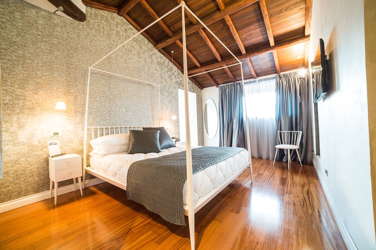 Biancheria da letto di alta qualità, copriletto in piuma, minibar