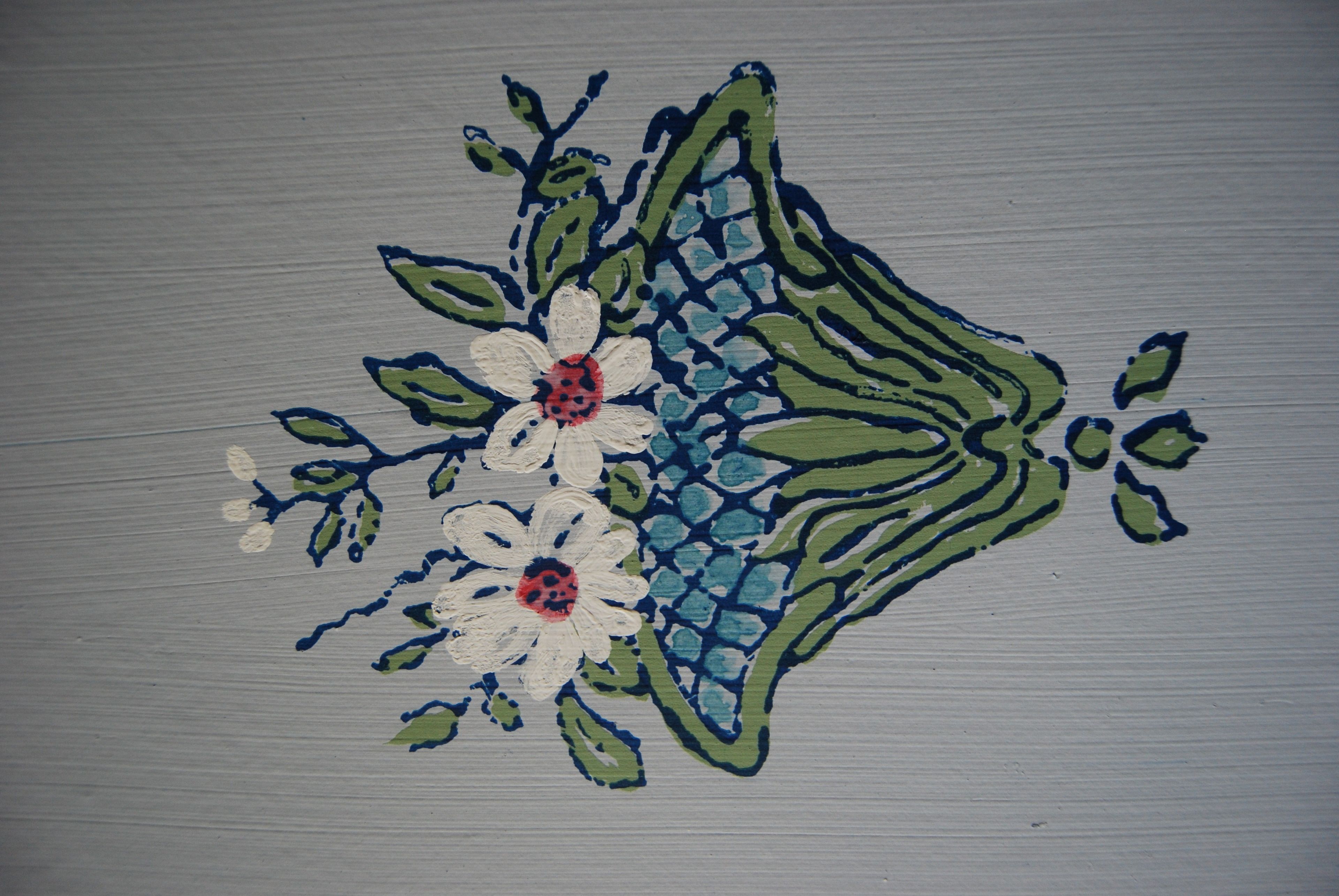 Una pintura con un diseño floral de hojas y flores.