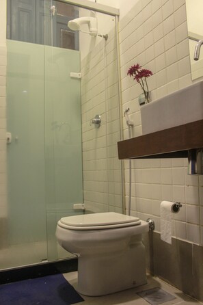 Quarto Privativo (banheiro compartilhado) | Bathroom | Towels - Hospedaria Rio - Hostel (Rio de Janeiro)