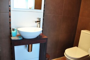 Single Room | Bathroom | Shower, free toiletries, hair dryer, bathrobes