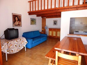 Departamento superior, 1 habitación | Área de sala de estar | Televisión 