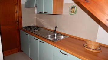 Departamento superior, 1 habitación | Cocina privada | Refrigerador con congelador y cafetera y tetera