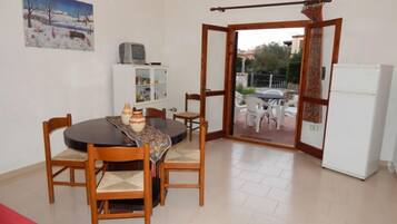 Superior Apartment, 1 Bedroom | In-room dining