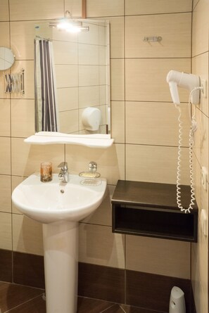 Standard Double Room | Bathroom