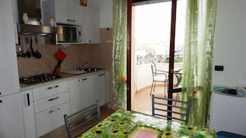 Departamento, 2 habitaciones (5 adults) | Cocina privada | Refrigerador con congelador, microondas, horno y parrilla de estufa