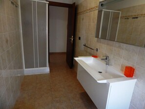 Apartemen, 2 kamar tidur (7 adults) | Kamar mandi | Shower dan pengering rambut