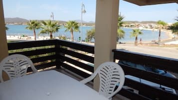 Departamento superior, 3 habitaciones, vista al mar | Balcón