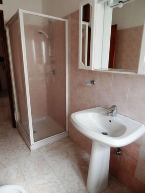Departamento, 2 habitaciones | Baño | Regadera 