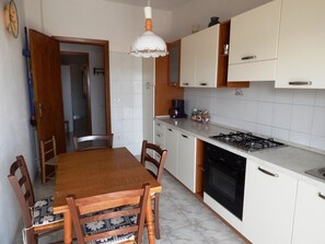 Appartamento Superior, 2 camere da letto | Cucina privata | Frigorifero con congelatore, macchina per tè/caffè