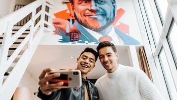 Suite familiar | Caja de seguridad en la habitación y escritorio