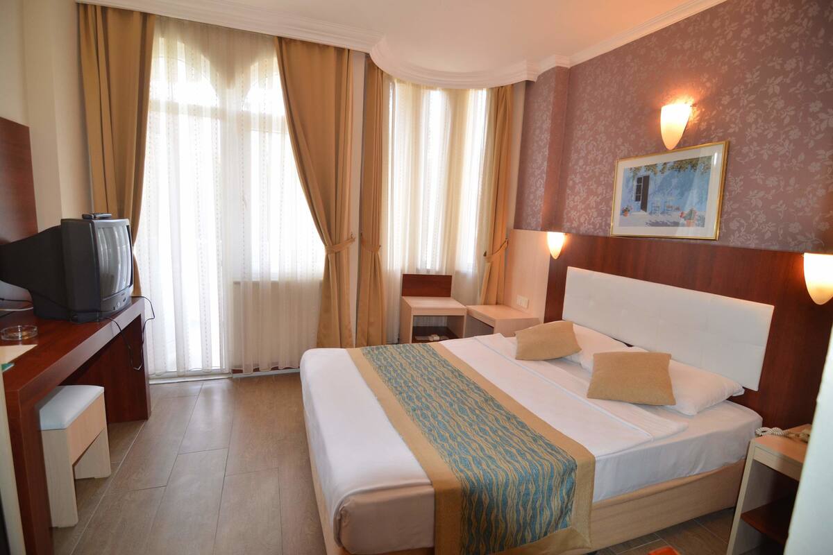 1 bedroom, premium bedding, pillowtop beds, minibar (some free items)