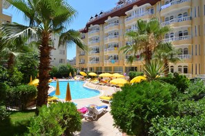 Seasonal outdoor pool, pool umbrellas - Artemis Princess (Alanya)
