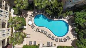 Piscina a l'aire lliure de temporada i para-sols