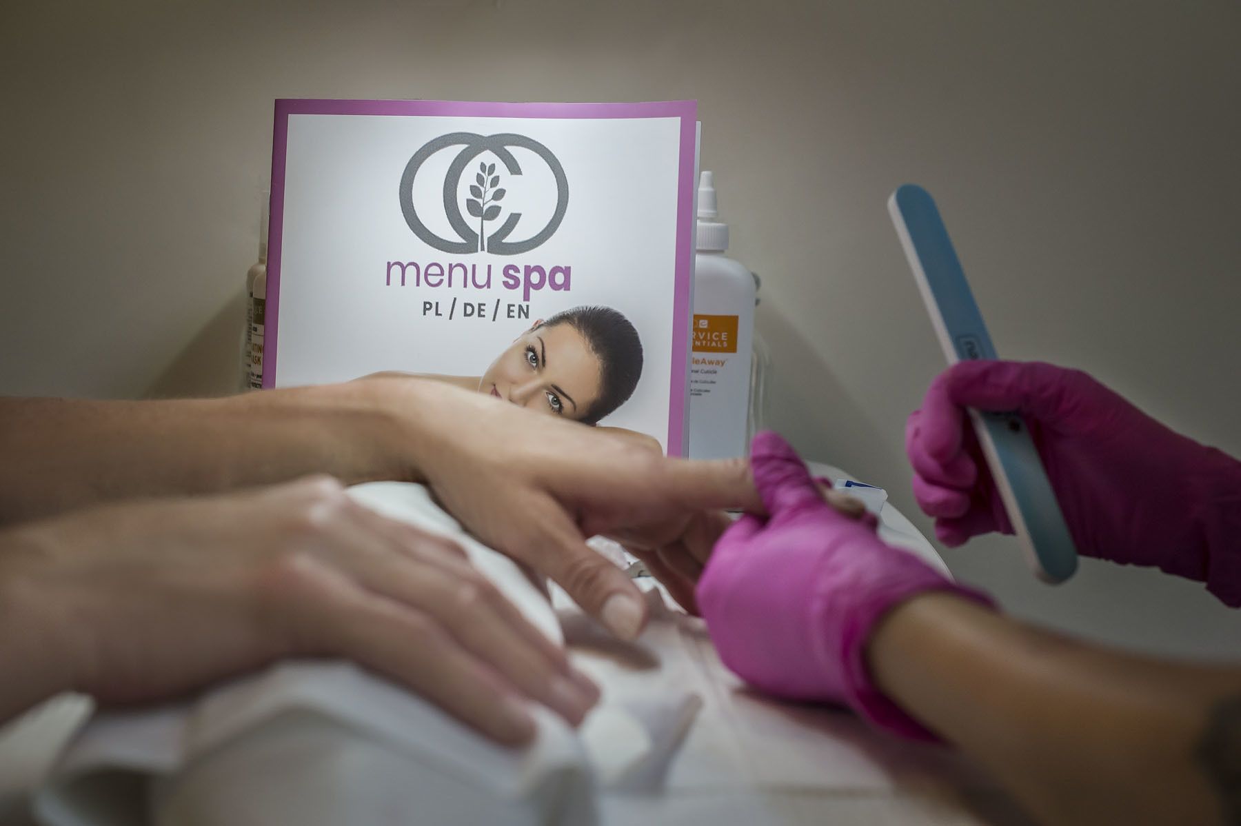 Un soin de spa avec une pancarte bien visible indiquant « menu des soins » et un produit étiqueté « RITUELS DE SOIN ».