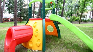 Une aire de jeux avec un toboggan et une structure d’escalade.