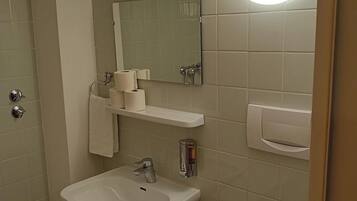 Zuhanyzó és törölközők