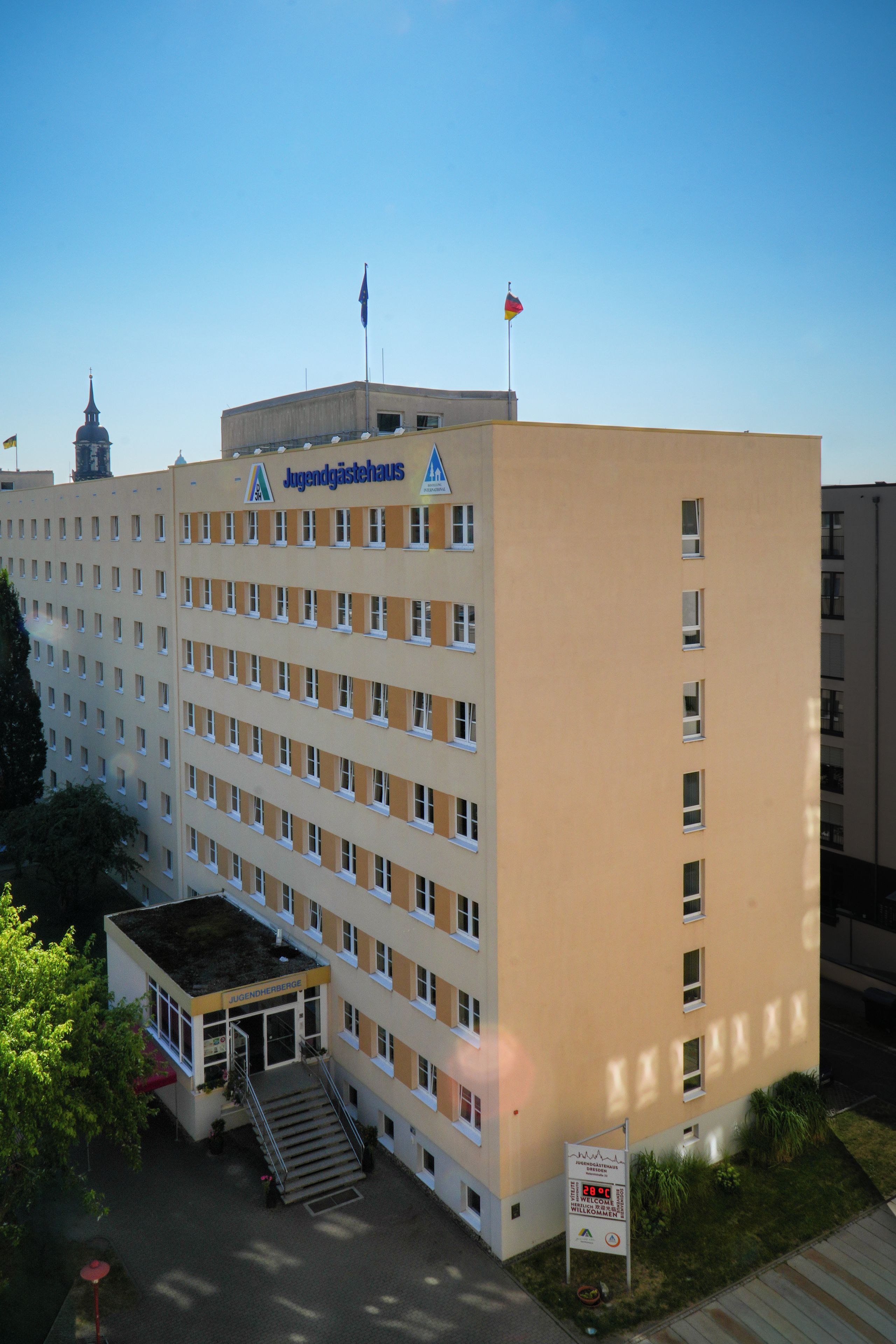 Un edificio de varios pisos con un letrero que dice 'Jugendgästehaus', indicando que es un albergue juvenil.
