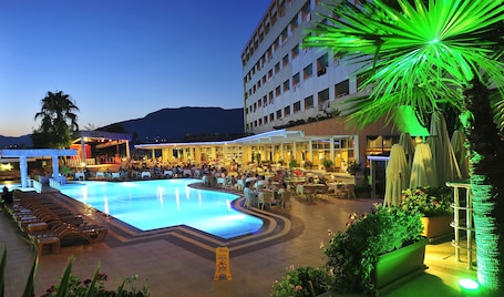 Una piscina techada, 2 piscinas al aire libre, sombrillas