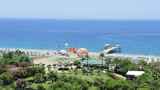 Pantai di sekitar, kursi berjemur, payung pantai, dan bar pantai