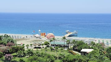 Ubicación a pie de playa, tumbonas, sombrillas y bar en la playa