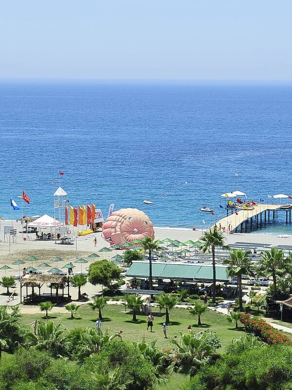 En la playa, sillas reclinables de playa, sombrillas, bar en la playa