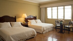 Habitación Business con 2 camas individuales | Ropa de cama de alta calidad, minibar, caja fuerte y escritorio