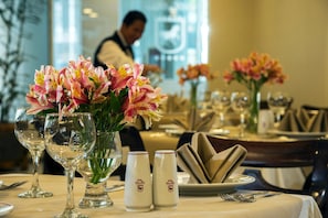 Breakfast, lunch, dinner served; international cuisine