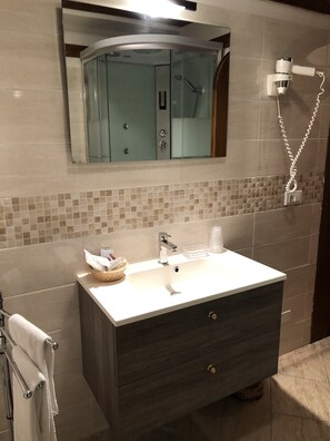 Shower, free toiletries, hair dryer, towels - Hotel Sporting (Val di Zoldo)