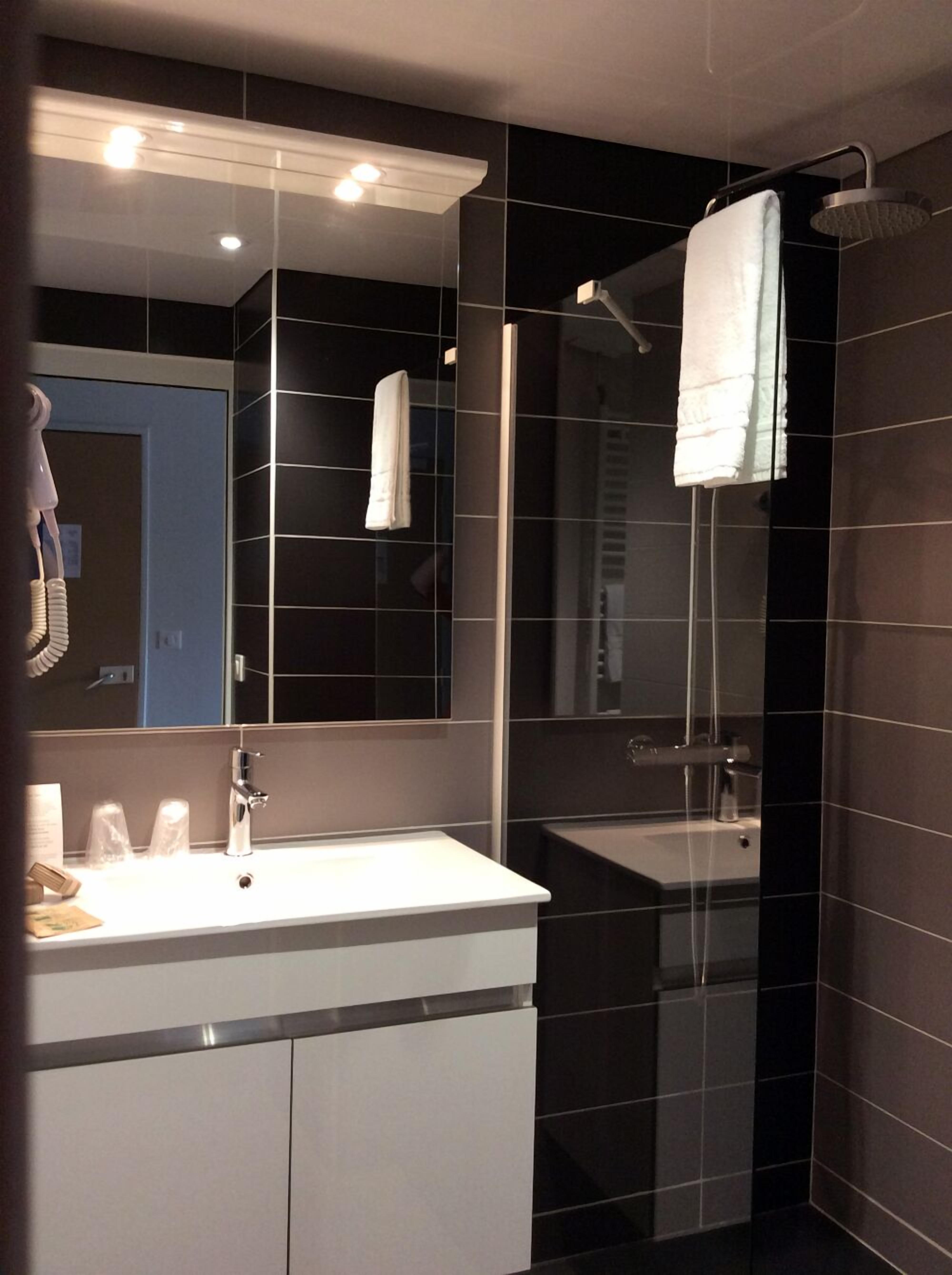 shower, free toiletries, hair dryer, towels