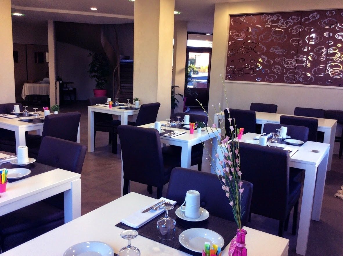 Bữa sáng kiểu Âu hàng ngày (10 EUR/mỗi người) 