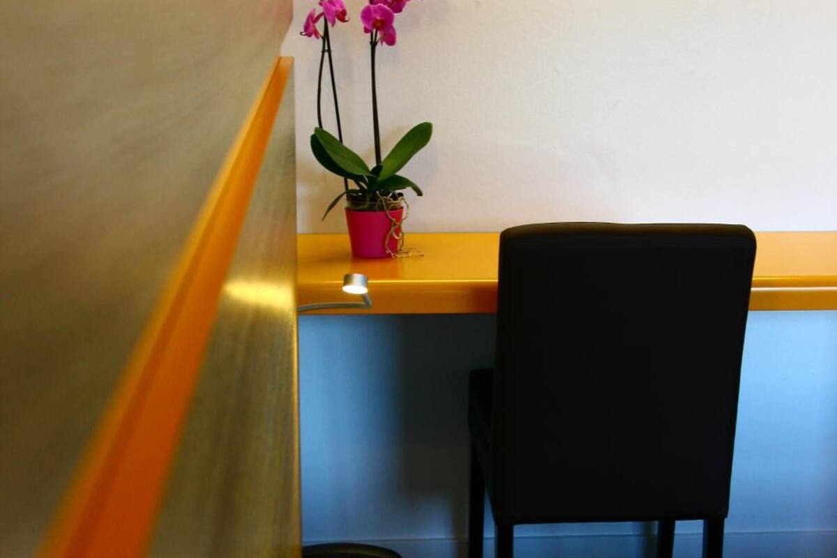 desk, blackout curtains, soundproofing, free wifi