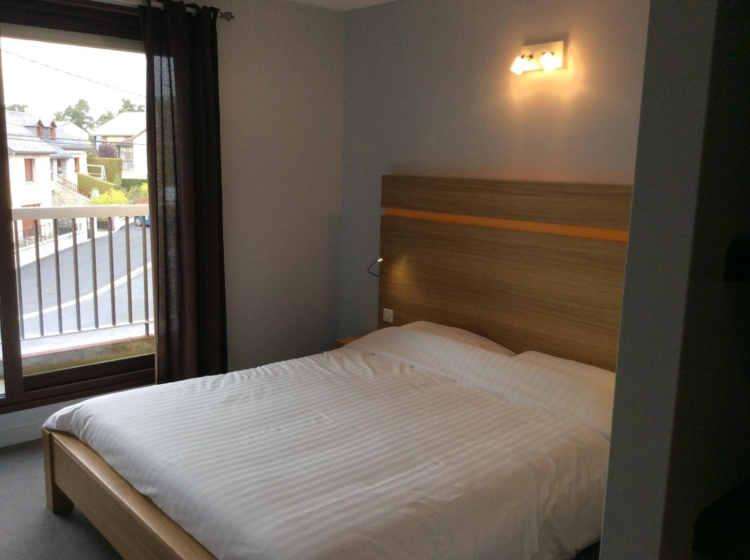 desk, blackout curtains, soundproofing, free wifi