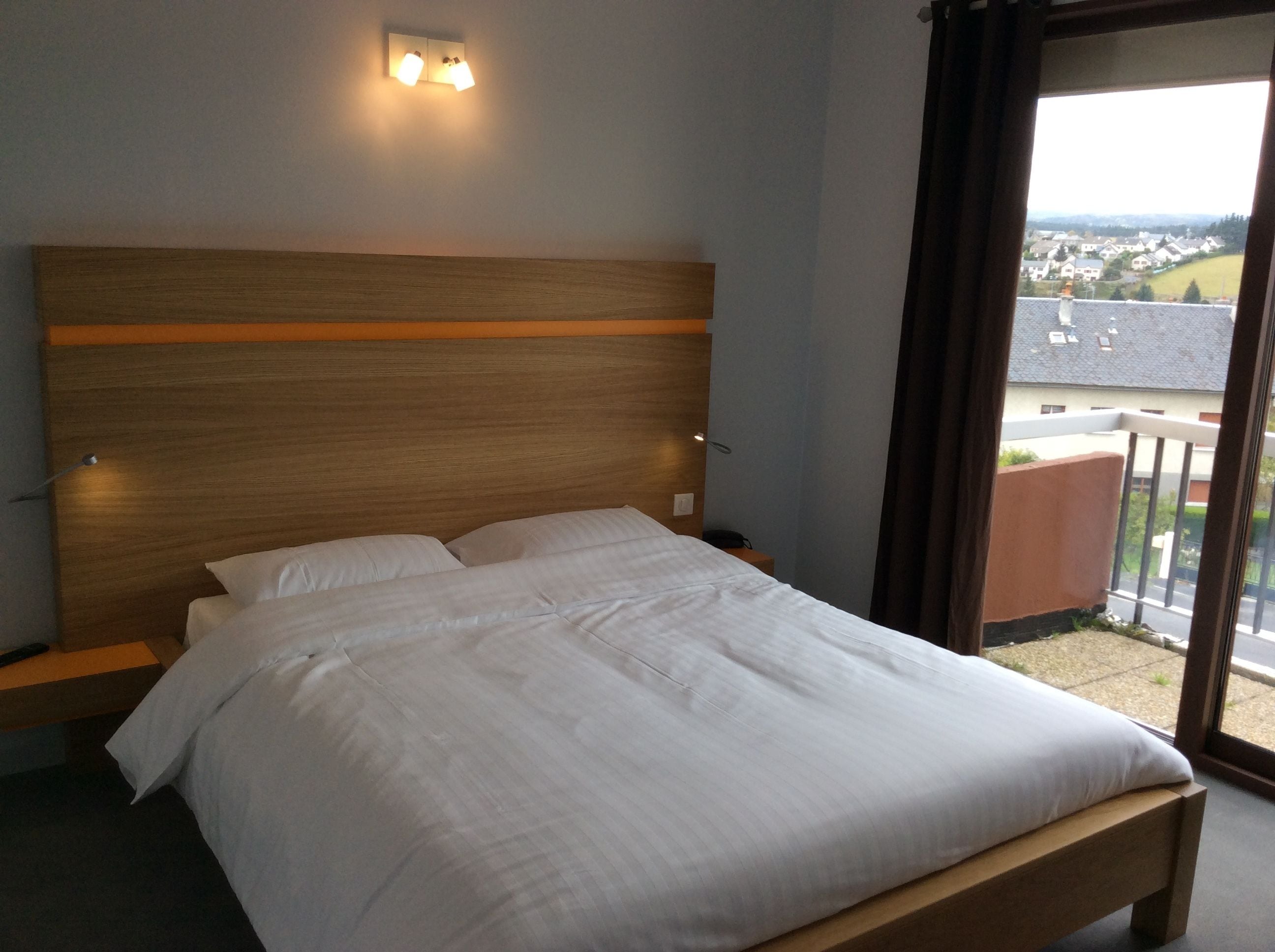 double room | desk, blackout curtains, soundproofing, free wifi