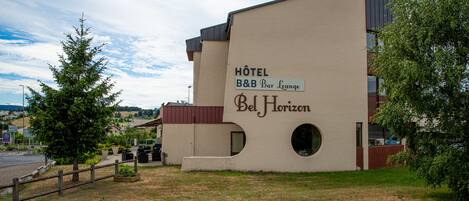 A building with a sign reading "Hôtel B&B Bar Lounge Bel Horizon."