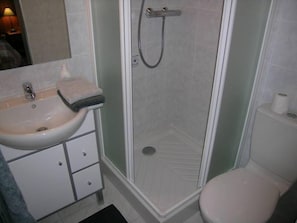 Chambre Double Économique, vue mer | Salle de bain | Douche à « effet pluie », serviettes fournies