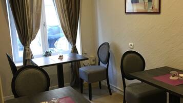 Petit déjeuner buffet (10.50 EUR par personne)