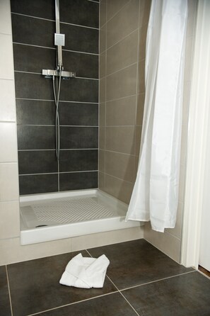 Shower, free toiletries, towels - Hôtel le Stanislas (Nancy)