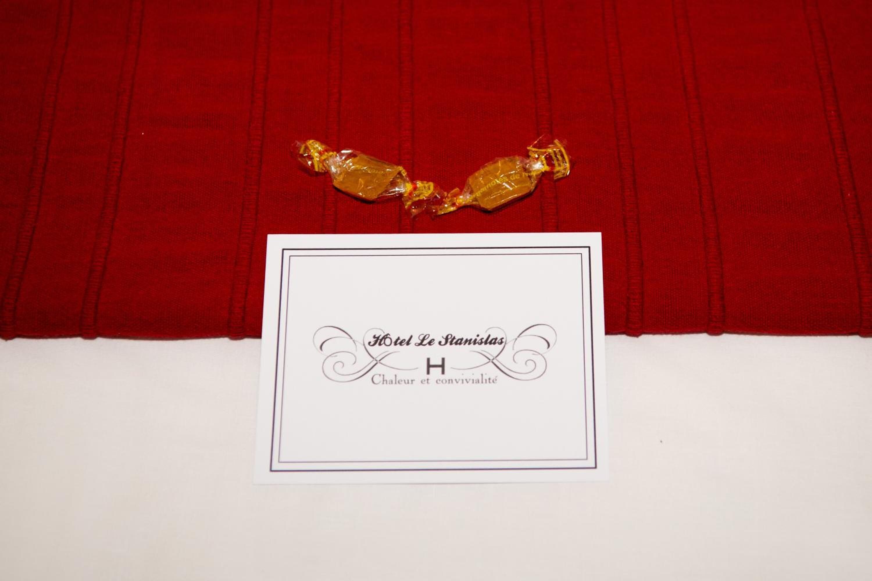 Une enseigne d’hôtel portant le nom « Hôtel Le Stanistas » et un logo.