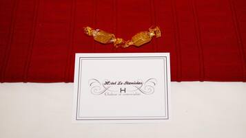 Une enseigne d’hôtel portant le nom « Hôtel Le Stanistas » et un logo.
