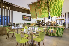 Breakfast, lunch, dinner served; international cuisine - Khas Makassar (Makassar)