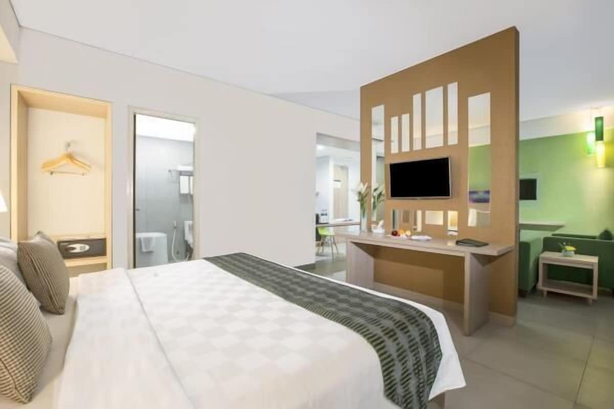In-room safe, desk, free WiFi, bed sheets