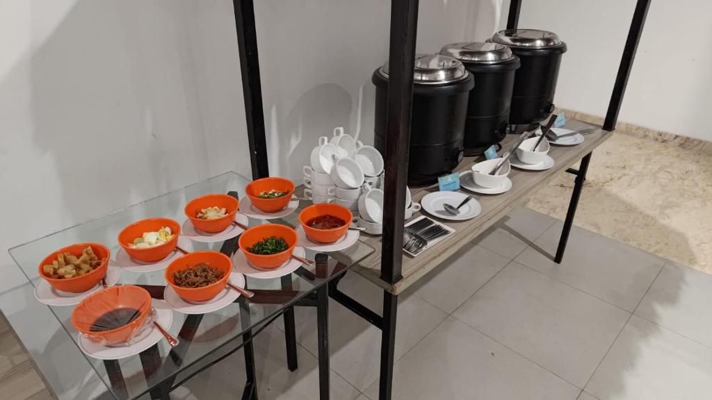 Un buffet proposant une variété de plats et d’ustensiles de service.